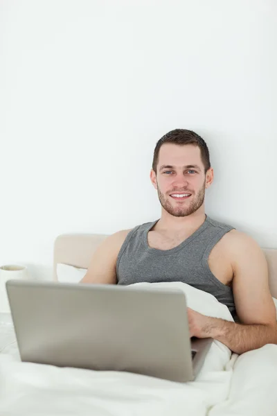 Bir dizüstü bilgisayar kullanan bir adam portresi — Stok fotoğraf