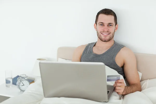 Young man shopping online — Stock Photo, Image