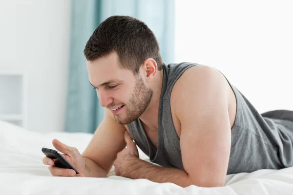 Young man using his mobile phone — Stock Photo, Image