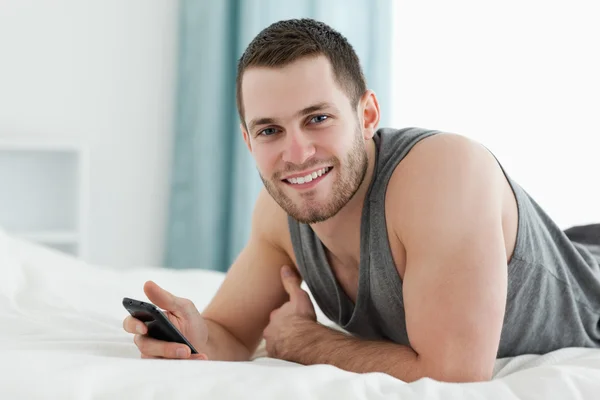 Szczęśliwy człowiek za pomocą swojego telefonu komórkowego — Zdjęcie stockowe