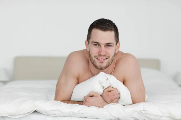 Mann liegt auf seinem Bett — Stockfoto