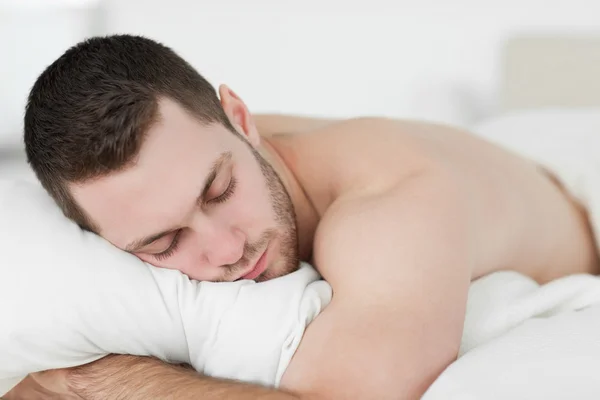Человек лежит на животе, когда спит — стоковое фото