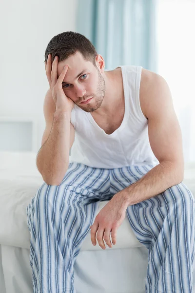 Portrét depresivní muž seděl na posteli — Stock fotografie