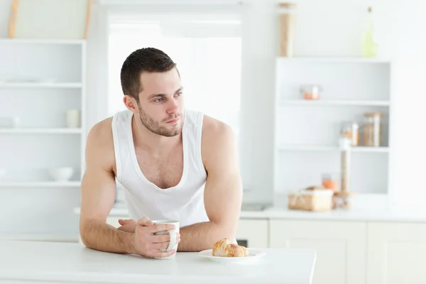Bonito homem tomando café da manhã — Fotografia de Stock