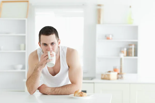 Homem atraente tomando café da manhã — Fotografia de Stock