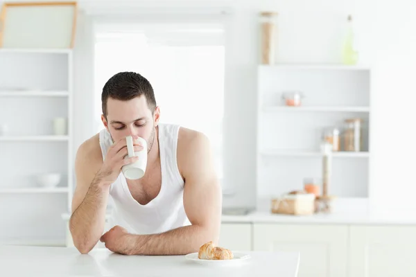 Sereno homem tomando café da manhã — Fotografia de Stock
