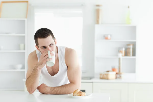 Homem calmo tomando café da manhã — Fotografia de Stock