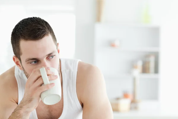 コーヒーを飲んでいる若い男のクローズ アップ — ストック写真