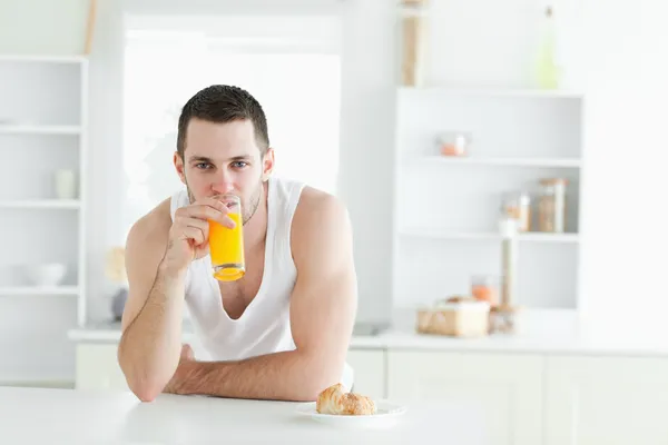 Homme buvant du jus d'orange — Photo