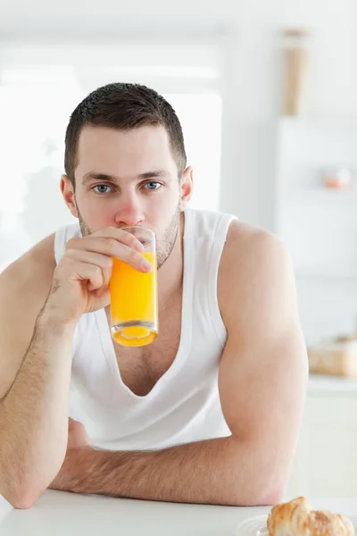 Portret mężczyzny picie soku pomarańczowego — Zdjęcie stockowe