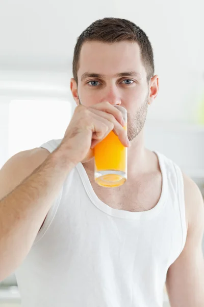 Портрет безмятежного человека, пьющего апельсиновый сок — стоковое фото