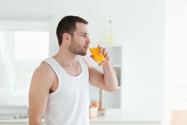 Ήσυχος άνθρωπος πίνοντας χυμό πορτοκαλιού — Φωτογραφία Αρχείου