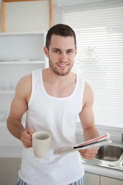 Portrait of a man drinking coffee while reading the news — Stock Photo, Image