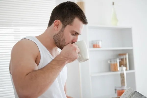 Muž pití kávy při čtení zprávy — Stock fotografie