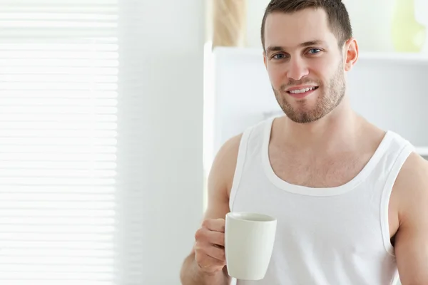 Uśmiechnięty mężczyzna pije kawę — Zdjęcie stockowe