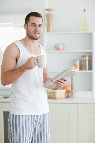 Porträt eines Sportlers, der Kaffee trinkt, während er Nachrichten liest — Stockfoto