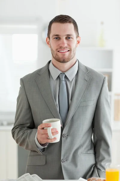 Πορτρέτο ενός επιχειρηματία έχοντας πρωινό — Φωτογραφία Αρχείου