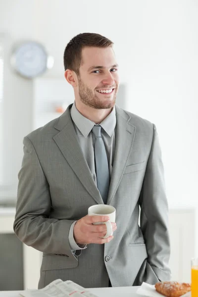Porträtt av leende affärsman med frukost — Stockfoto
