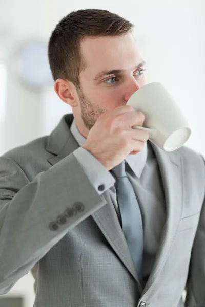 お茶を飲むビジネスマンの肖像画 — ストック写真