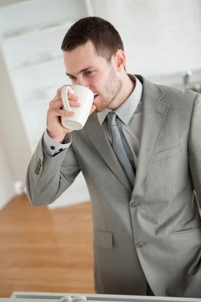 Πορτρέτο ενός επιχειρηματία πίνοντας καφέ — Φωτογραφία Αρχείου