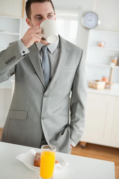 Porträt eines attraktiven Geschäftsmannes beim Frühstück — Stockfoto