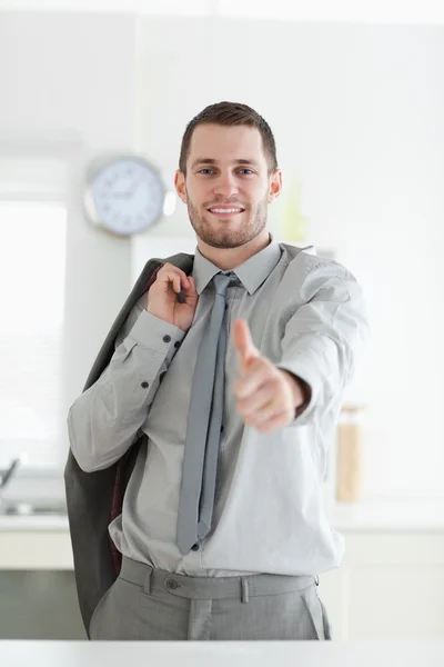 Portrait d'un homme d'affaires avec le pouce levé — Photo