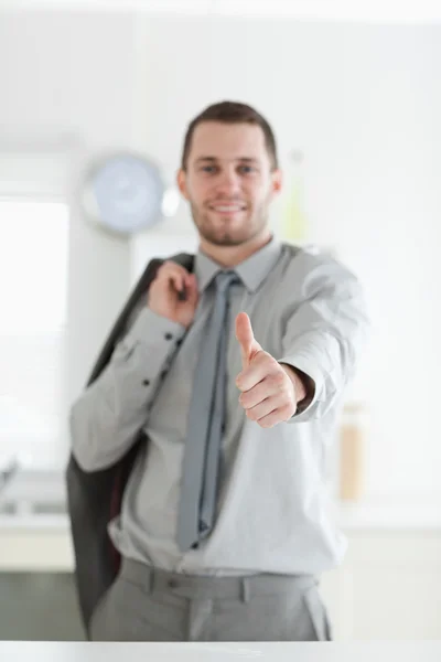 Retrato de un joven hombre de negocios con el pulgar hacia arriba — Foto de Stock