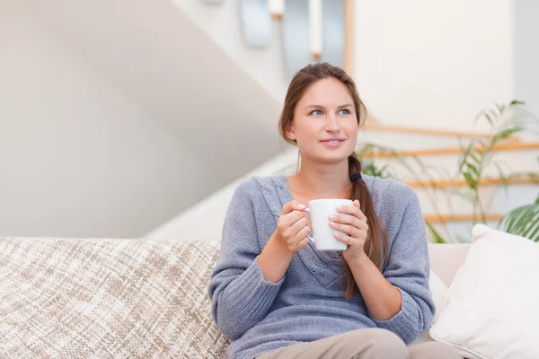 Vrouw met een kop koffie — Stockfoto