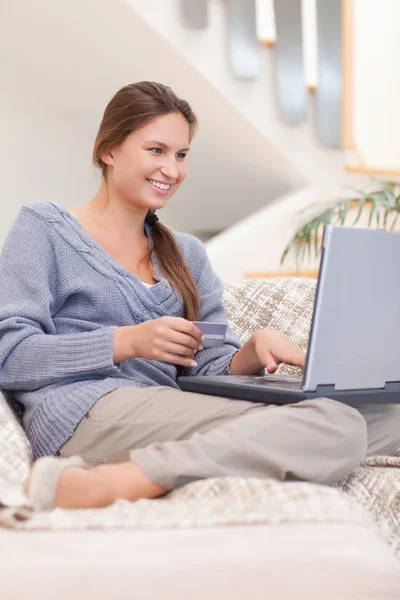 Portrait of a woman shopping online — Stock Photo, Image