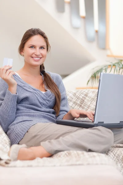 Portrait of a happy woman shopping online — Stock Photo, Image