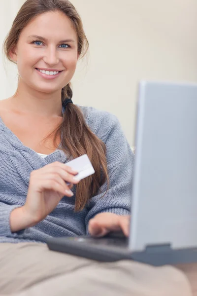 Portrait of a smiling woman booking her holidays online — Stock Photo, Image