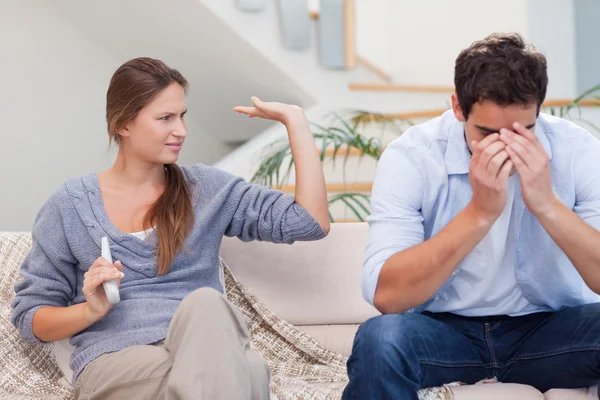 Homem cansado de discutir com sua esposa — Fotografia de Stock
