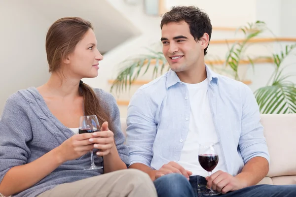 Casal tomando um copo de vinho tinto — Fotografia de Stock