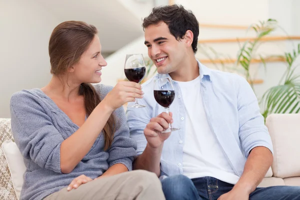 Paar bei einem Glas Wein — Stockfoto