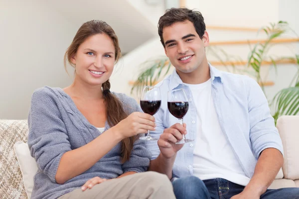 Młoda para jest kieliszek czerwonego wina — Zdjęcie stockowe