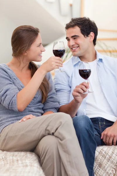 Portrét pár s sklenku červeného vína — Stock fotografie