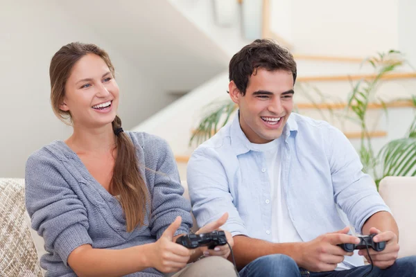 Sorrindo casal jogar jogos de vídeo — Fotografia de Stock