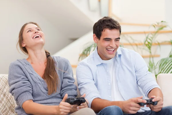 Coppia felice giocare ai videogiochi — Foto Stock