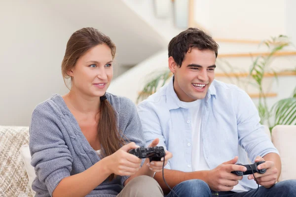 Jovem casal jogar jogos de vídeo — Fotografia de Stock
