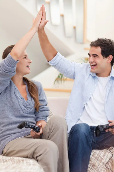 Retrato de una alegre pareja jugando videojuegos —  Fotos de Stock