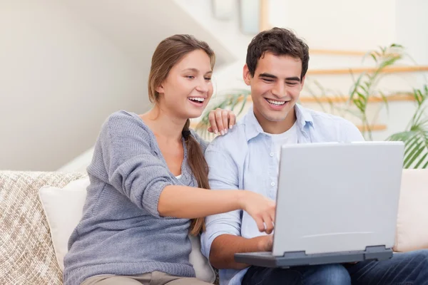 Ευτυχισμένο ζευγάρι που χρησιμοποιεί φορητό υπολογιστή — Φωτογραφία Αρχείου