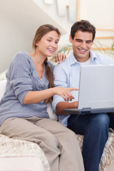 Retrato de um casal usando um laptop — Fotografia de Stock