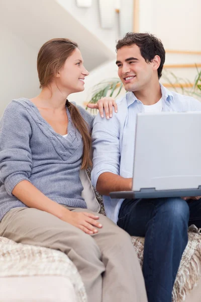Portrait d'un couple souriant utilisant un ordinateur portable — Photo