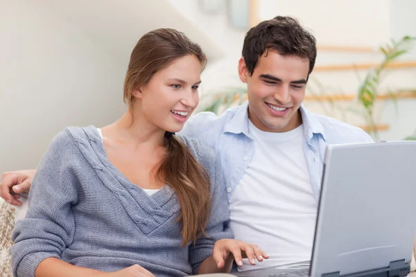 Mutlu çift bir dizüstü bilgisayar kullanarak — Stok fotoğraf