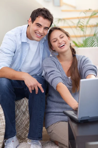 Ritratto di una coppia sorridente con un taccuino — Foto Stock