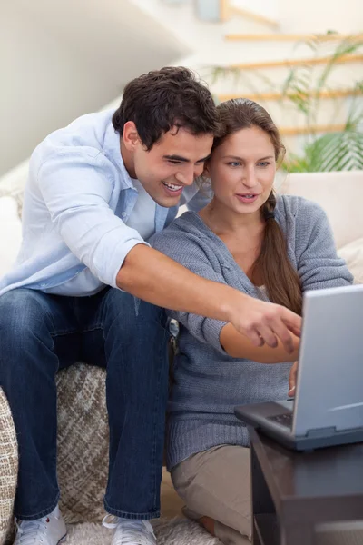 Porträt eines aufgeschreckten Paares mit einem Laptop — Stockfoto