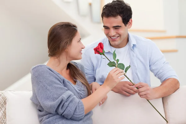 Uomo che offre una rosa alla sua ragazza — Foto Stock