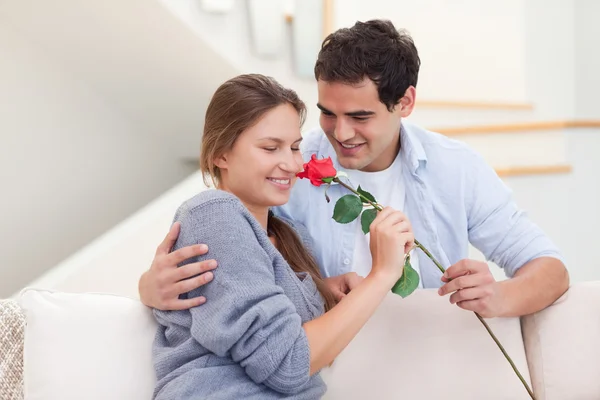 年轻男子将一朵玫瑰提供给他的未婚妻 — 图库照片