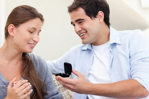 Happy man proposing marriage to his girlfriend — Stock Photo, Image