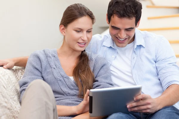 Pareja usando una tableta —  Fotos de Stock